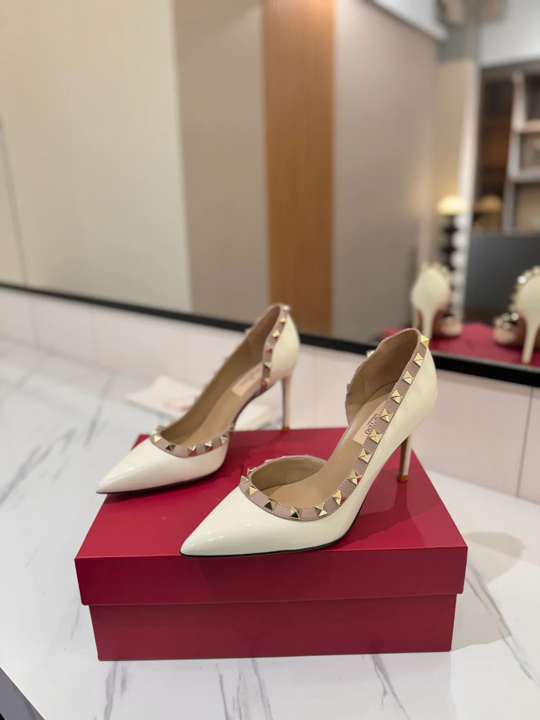 👟👟Ex-factory price 580👟👟 Valentino/Valentino rivet VT classic shoes, top replica! The side curves are perfect, the original molded custom-made rust-free rivets, and the textured hardware bring out a full sense of high-end, giving you a genuine foot feel! The first choice for high-end customers❤️ [Material] Upper: Original imported custom patent leather Lining: Original imported goatskin Outsole: Imported pearlescent leather outsole Heel height: 6.5CM Code number: 35-39 [34, 40, 41, 42 custom-made are not returnable]